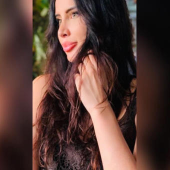 Portretfoto van Esmae, holistisch coach, intuïtief healer en reikibeoefenaar bij Nura Coaching